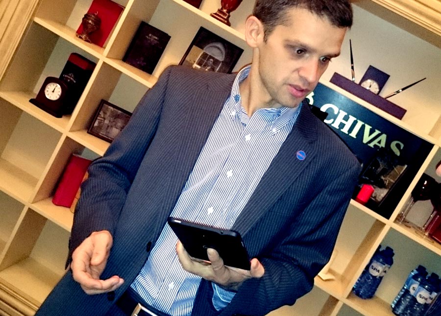 Андрей Сивенюк демонстрирует планшет Dell Venue7