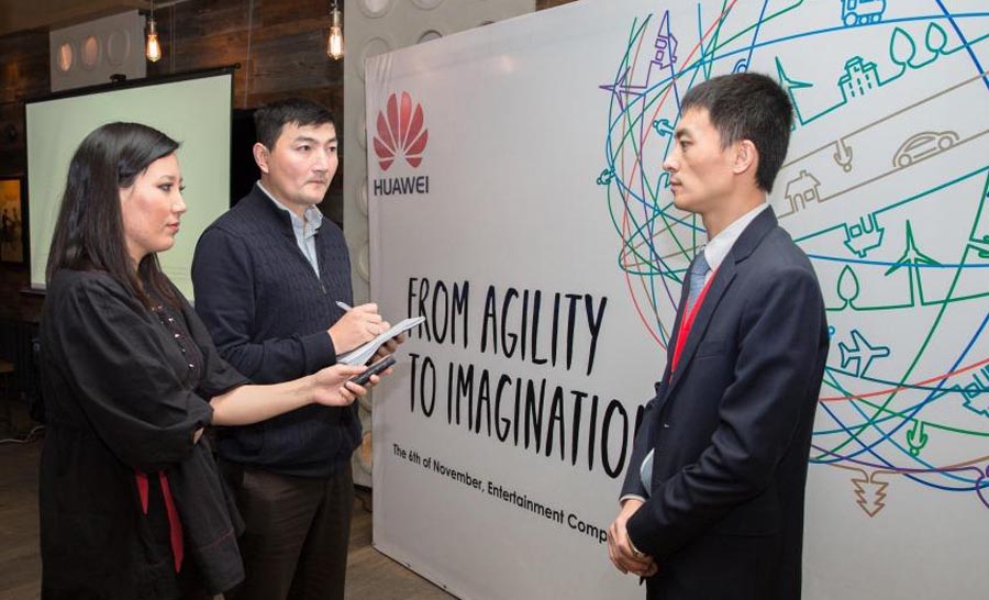 Генеральный директор отдела корпоративного бизнеса Huawei в Казахстане Ли Хонгбо отвечает на вопросы журналистов