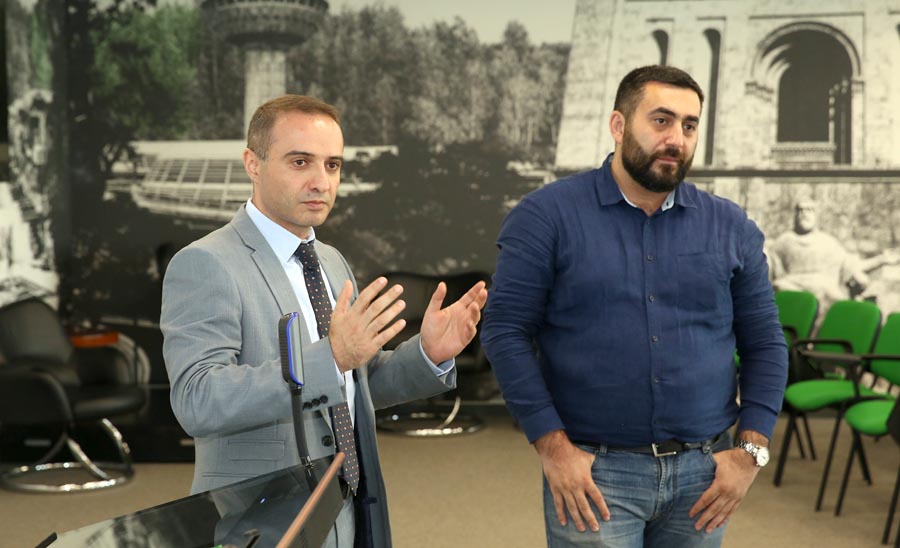 Шаварш Восканян (слева) и Саргис Арутюнян (справа) рассказывают о проекте