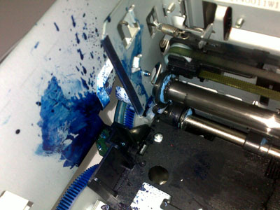 Неоригинальные чернила проникают в механизм принтера, что приводит к выходу устройства из строя