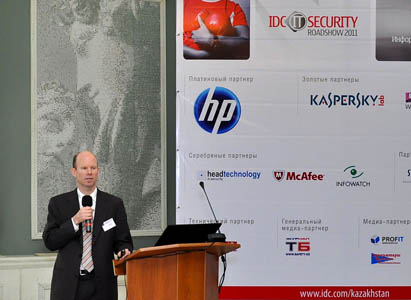 Том Швитерс выступает на IDC IT Security Roadshow в Алматы
