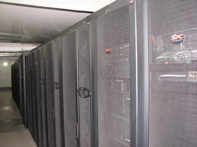 В составе APC InfraStruXure type C - более 60 серверных и коммуникационных стоек.jpg