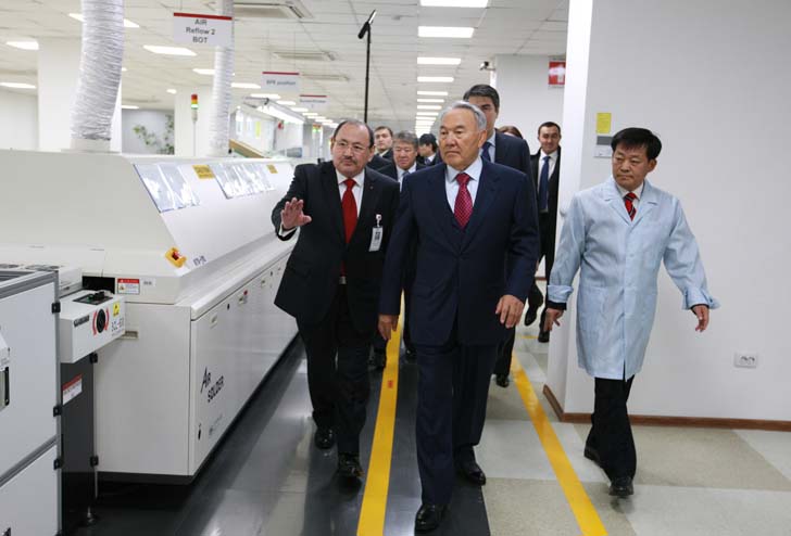 Нурсултан Назарбаев посетил завод LG в Алматы