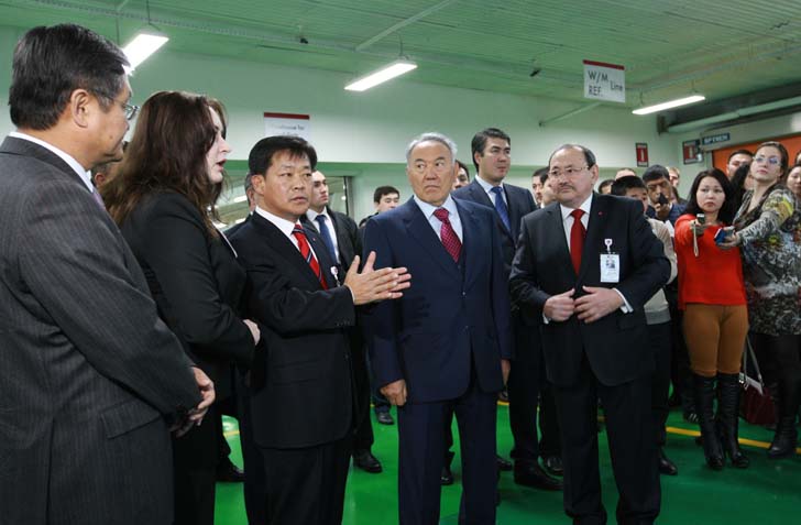 Нурсултан Назарбаев посетил завод LG в Алматы