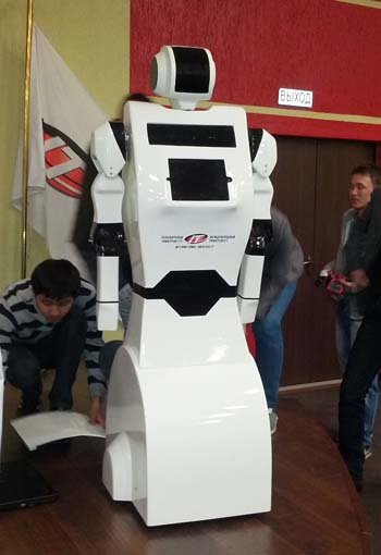 В IT-университете представили казахстанского робота «Шолпан»