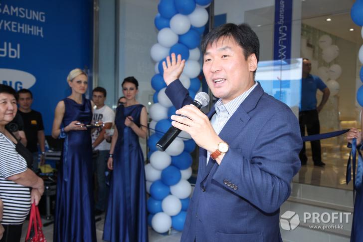 Сын Сик Чой на открытии магазина Samsung в Алматы
