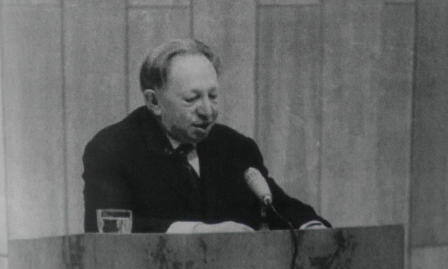 И. Я. Акушский читает доклад на Президиуме АН КазССР (1955 г.)