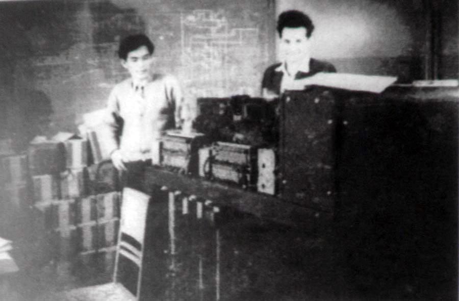 И. Т. Пак с В. А. Чебаковым проводят расчеты на счетно-аналитической машине табуляторе Т5 (1956 г.)