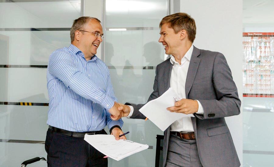 Александр Комаров и Арти Отс подписали соглашение о совместном строительстве сети четвертого поколения в Казахстане