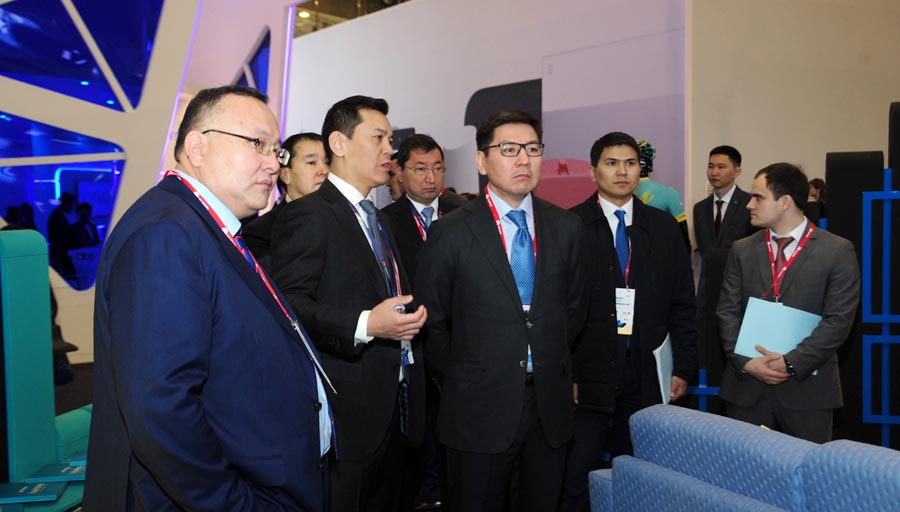 Заместитель Премьер-Министра Республики Казахстан Аскар Жумагалиев, принявший участие в открытии выставки, дал высокую оценку странового стенда и представленной концепции