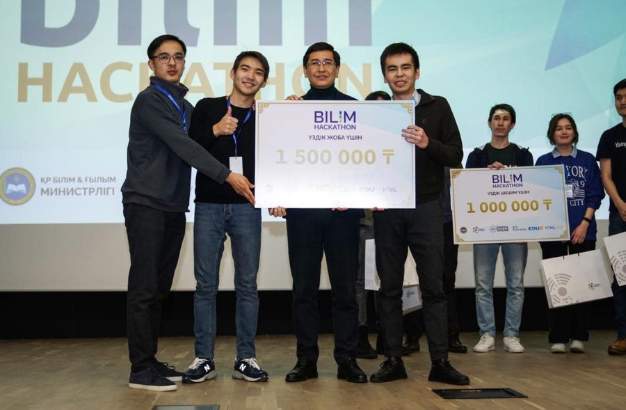 Министр образования и науки поздравил призеров IT-конкурса «BILIM Hackathon-2022»