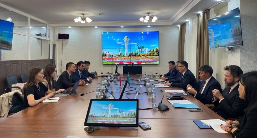 Министр торговли и интеграции встретился с представителями Huawei