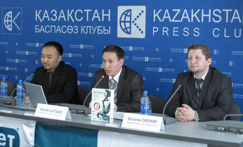 Жанибек Шутбаев, руководитель офиса ESET в Казахстане (в центре), рассказывает о локализованном продукте
