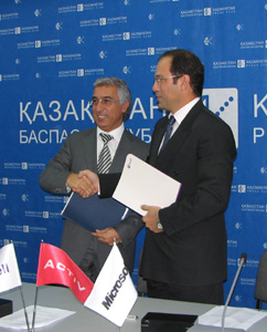 Вейсел Арал (слева) и Вахе Тороссян (справа) подписали Меморандум.