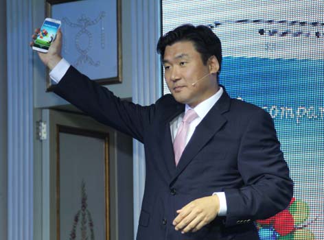 Президент Samsung Electronics Kazakhstan г-н Сын Сик Чой представил смартфон Samsung Galaxy S4