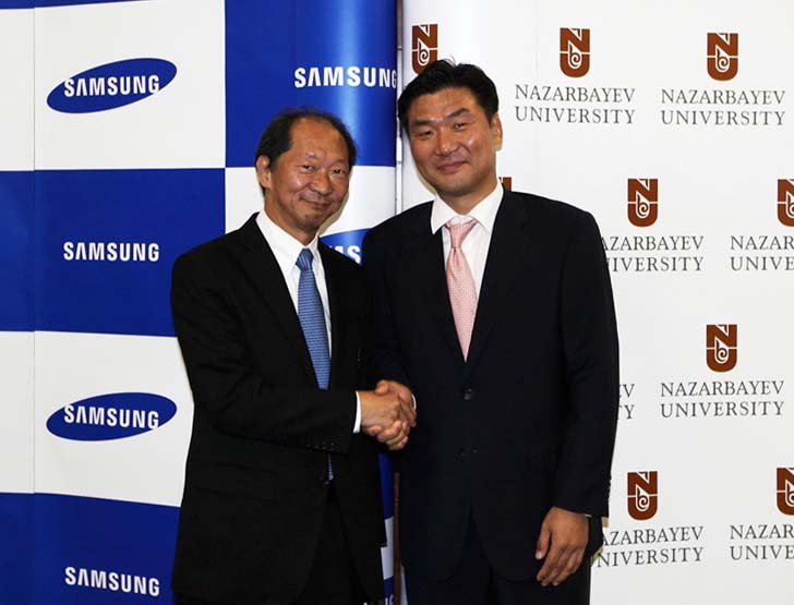 Президент Назарбаев Университета Шигео Катсу (слева) и президент Samsung Electronics Kazakhstan and Central Asia Сын Сик Чой (справа)